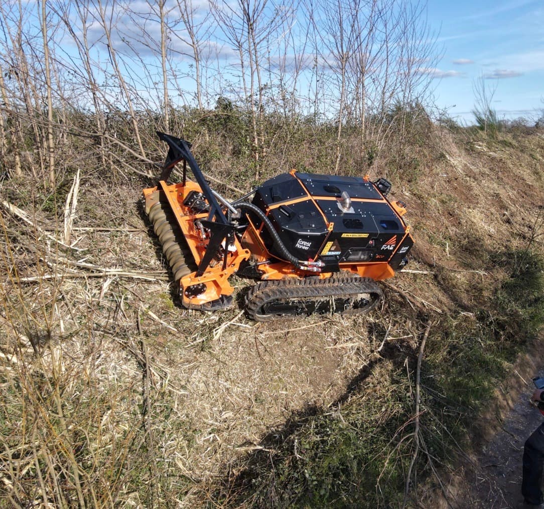 Débroussaillage forestier grâce au robot broyeur de pente FAE RCU 55